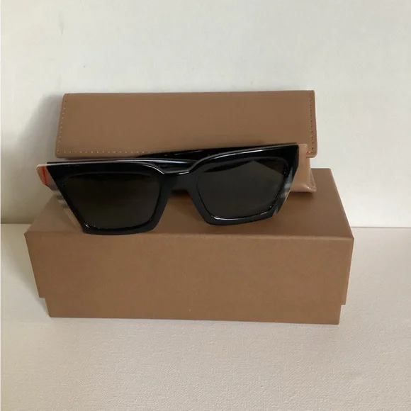 Burberry Black and Tan Sunglasses display picture 2